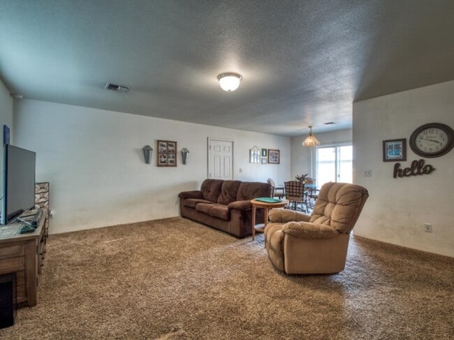 Building Photo - 1365 SW Sun Glo Dr