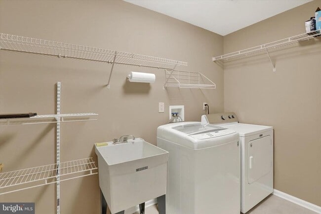 Building Photo - 102 Julian Dr E