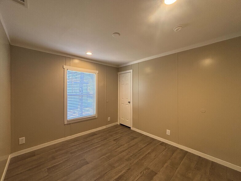 Building Photo - 118 E Semands St