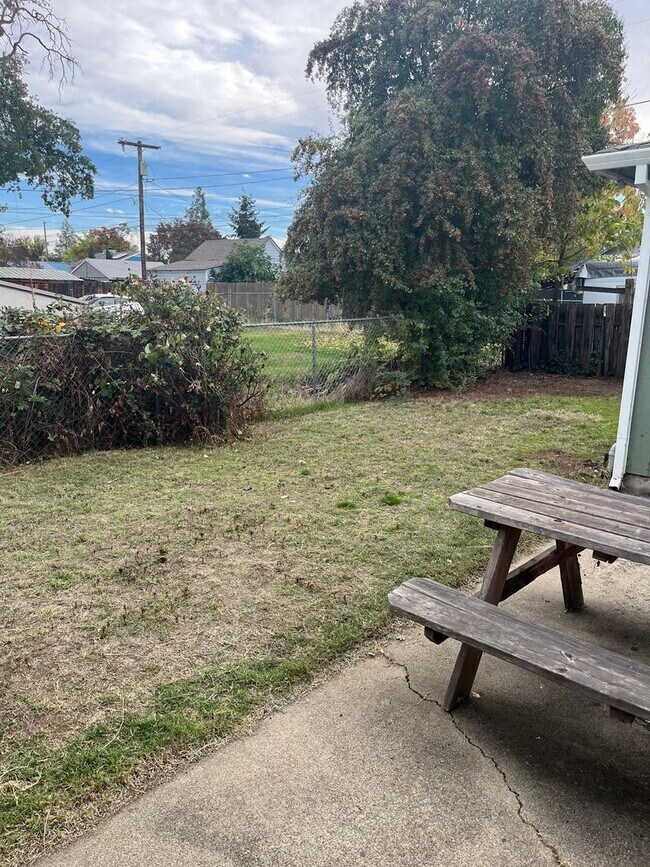 Building Photo - Medford 2 Bedroom, 1 bath Duplex with Fenced Yard