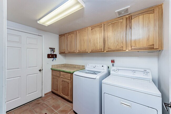 Building Photo - 1831 Gold Dust Dr