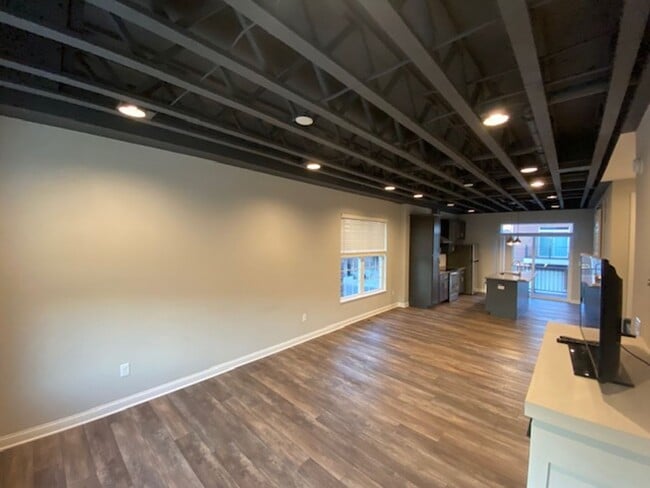 Building Photo - 2 Bed 2.5 Bath Townhome Available in Sprin...