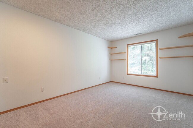 Building Photo - 5408 NE 101st Cir