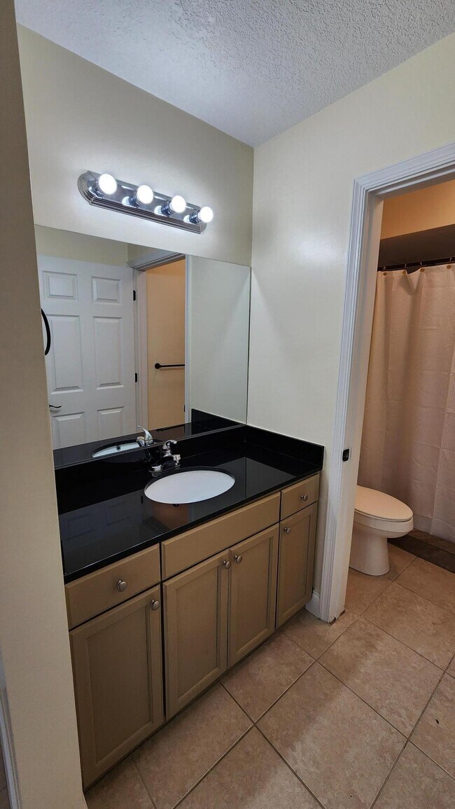 Building Photo - 105 S Riverside Dr