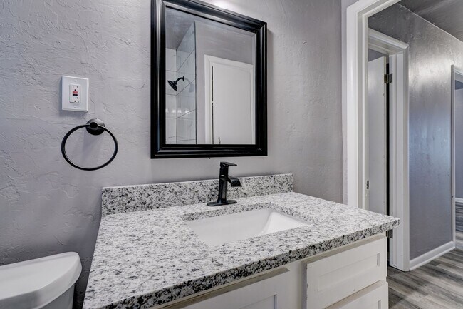 Building Photo - Stunning Remodeled 3-Bedroom Property