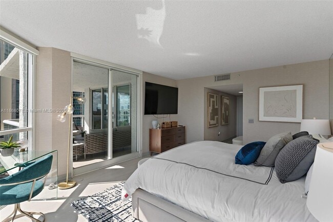Building Photo - 16400 Collins Ave