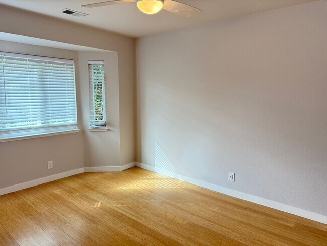Building Photo - 929 Glenfinnan Way