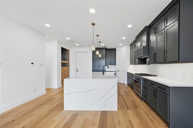 Building Photo - 404 Vista Buena Trl