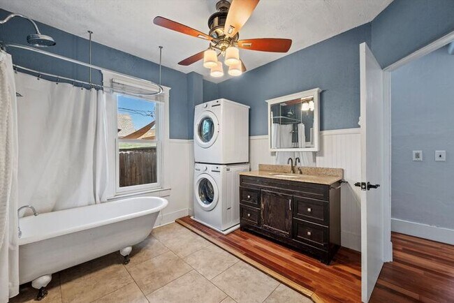Building Photo - Perfect 4bd located in the Heart of Englewood