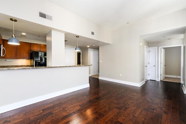 Building Photo - 300-314 N Broadway