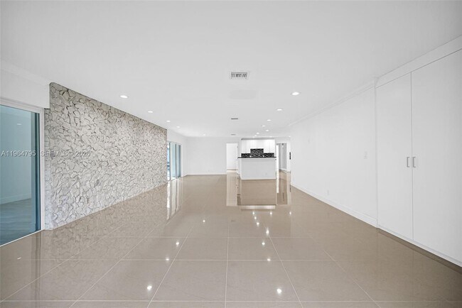 Building Photo - 820 E Cypress Ln