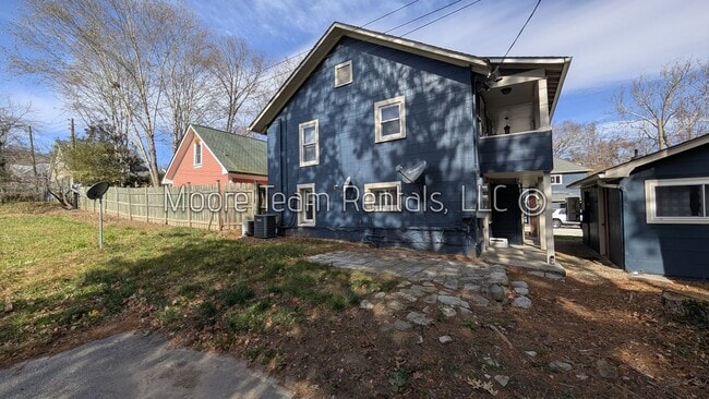 Building Photo - 522 3rd Ave W