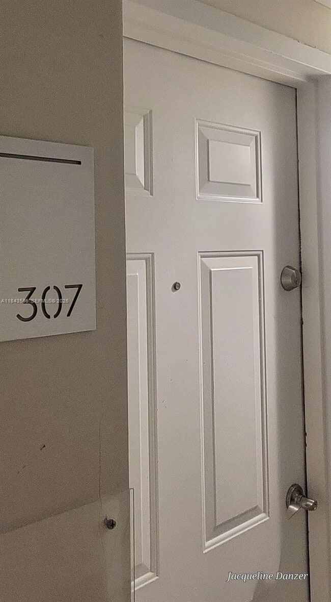 Building Photo - 540 Brickell Key Dr