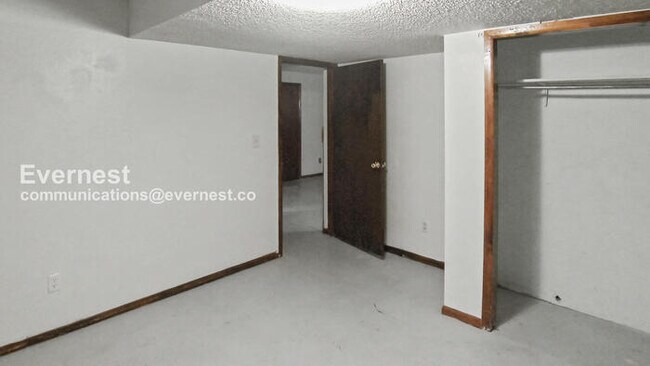 Building Photo - 2115 Diana Dr