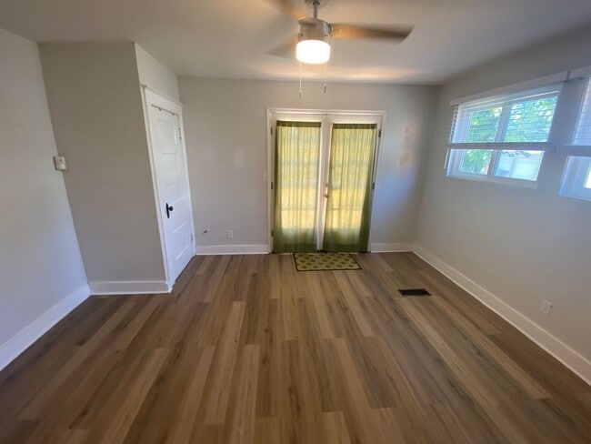 Building Photo - Beautiful 2 Bed 1 Bath Rowe Home in Washington Park Neighborhood