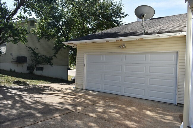 Building Photo - 16407 Westglen Farms Dr