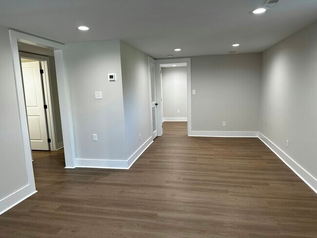 Building Photo - 2110 E Raccoon Valley Dr