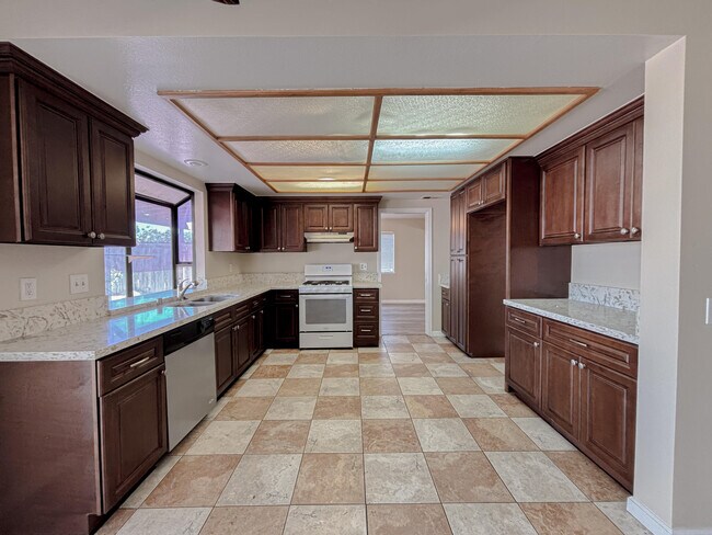 Building Photo - 39360 Longhorn Ct