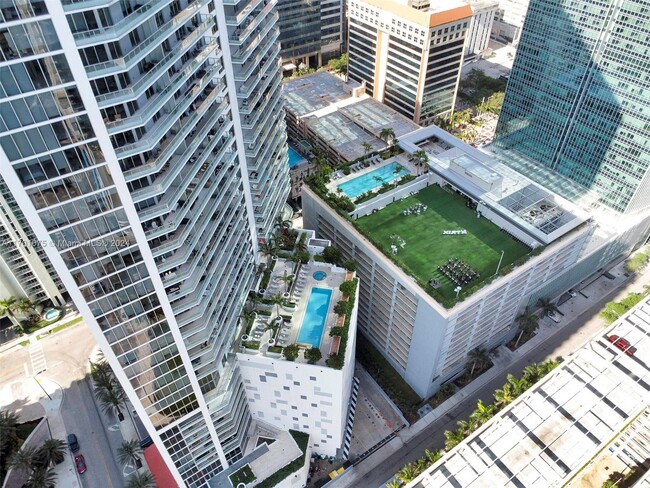 Building Photo - 1300 Brickell Bay Dr