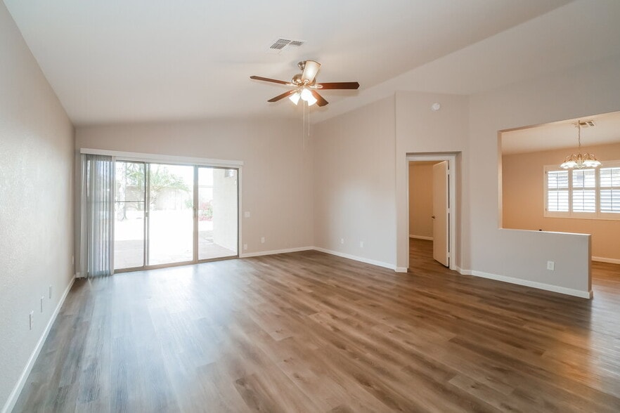 Building Photo - 3424 E Wahalla Ln