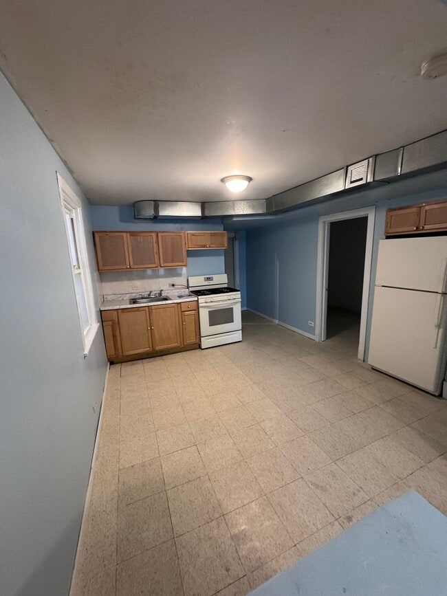 Building Photo - 3717 W Dickens Ave