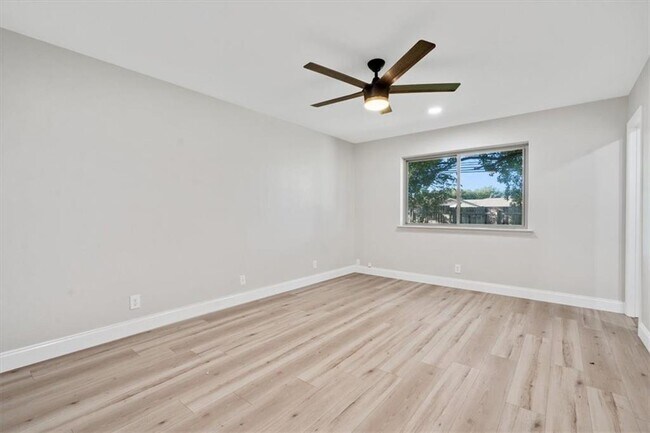 Building Photo - 304 Skyloop Dr