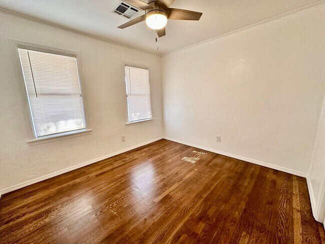 Building Photo - For Rent – Charming NW OKC Home with Solar Panels & Huge Backyard - Move in Deposit-Free (If Qual...