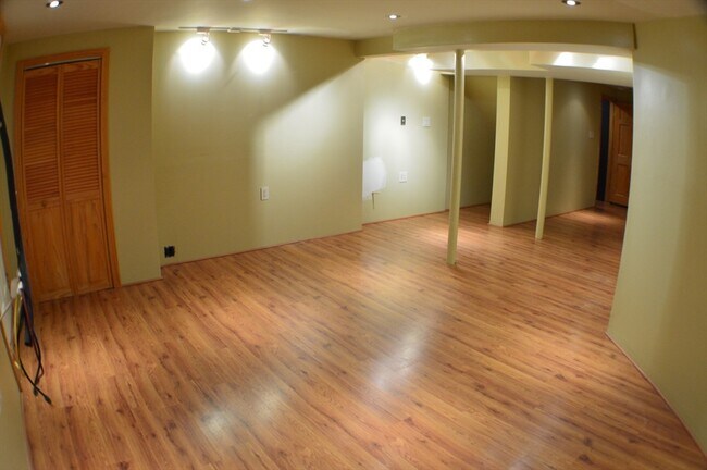 Building Photo - 22 Dacy St
