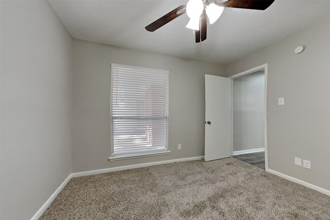 Building Photo - 11835 Hillbrook Dr