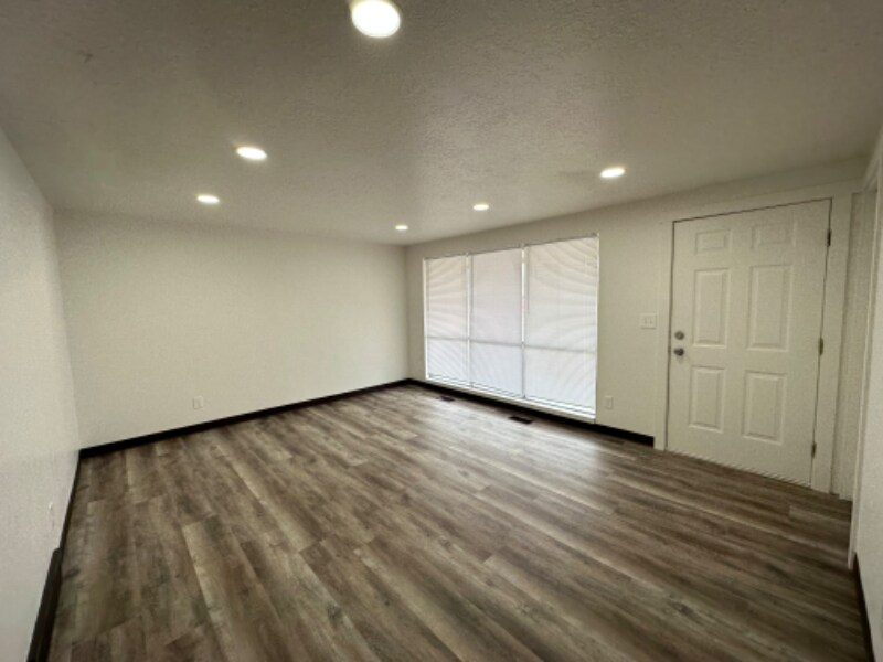 Building Photo - 499 Plateau Rd