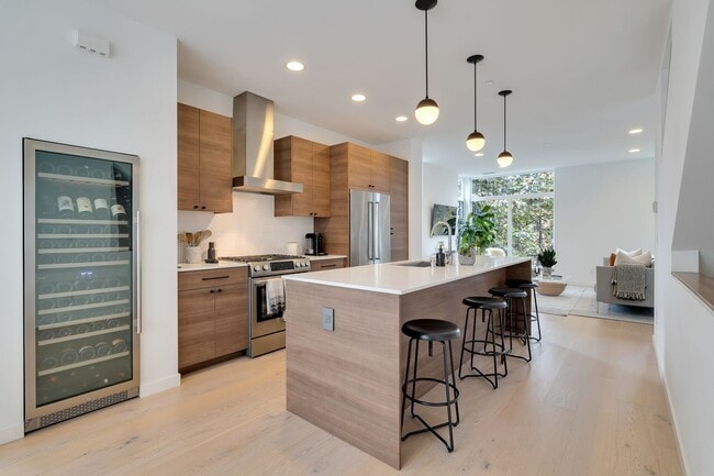 Building Photo - Modern stylish Madison Valley home