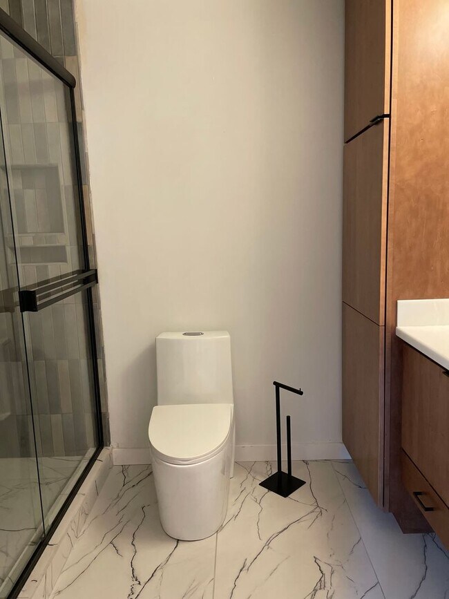 Building Photo - $300 OFF 1st Month's RENT!! - East Medford...