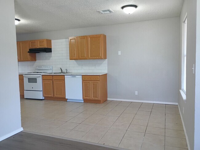 Building Photo - Cute Duplex