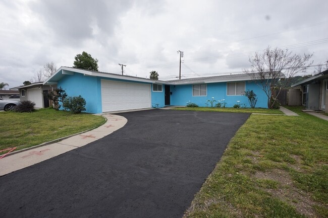 Primary Photo - Cozy 4 Bedroom 2 Bathroom House in Glendora