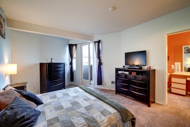 Building Photo - Great Priced Westlake Condo with Electric ...