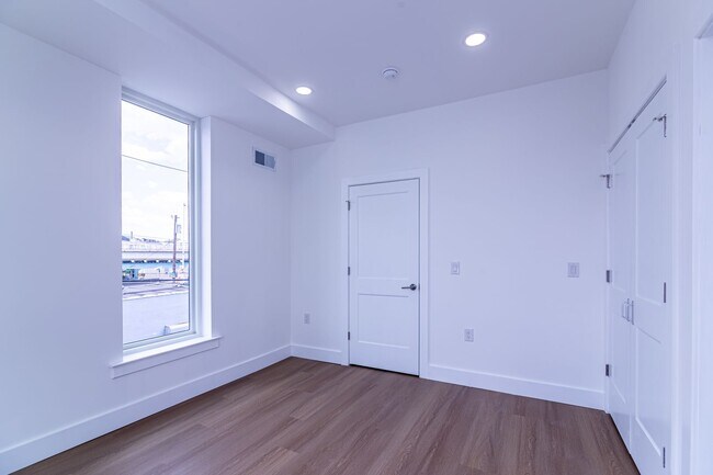Building Photo - 137 E Cumberland St