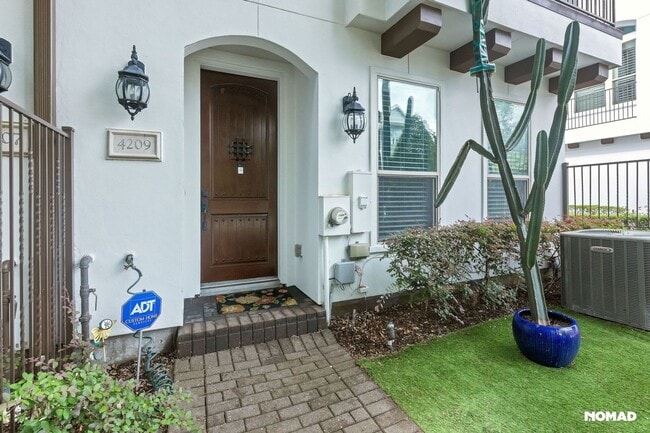 Building Photo - Stylish 3BR gated Townhome in Houston