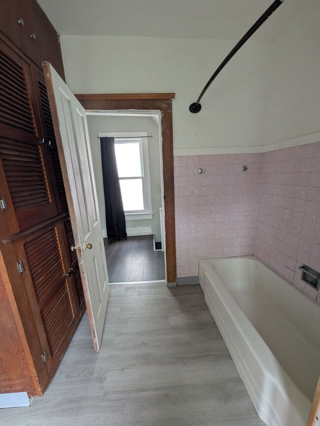 Building Photo - 2 bed 1 bath with 1st floor laundry and of...