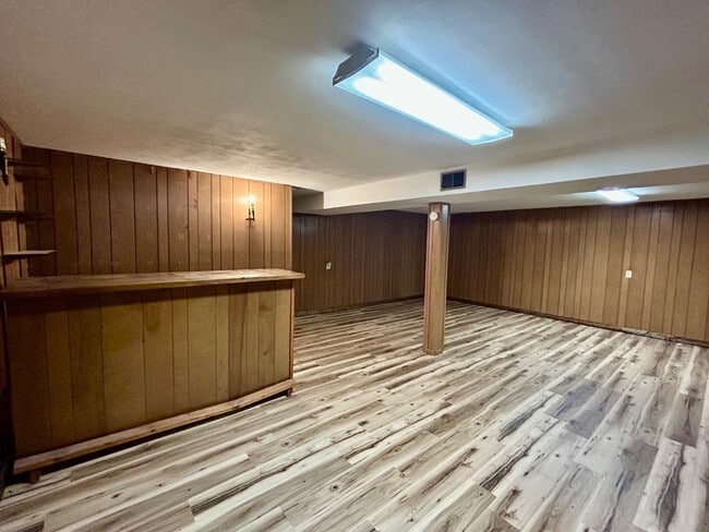Building Photo - 833 Stanford Dr