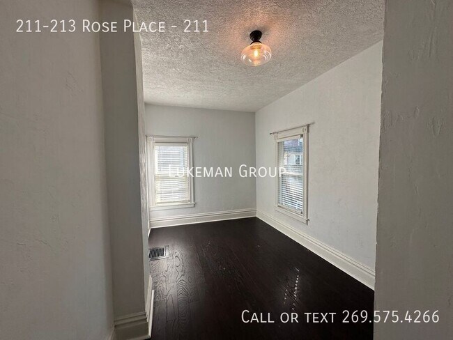 Building Photo - 211-213 Rose Place-211