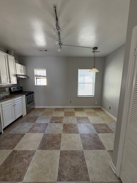 kitchen - 588 Parkway Dr NE