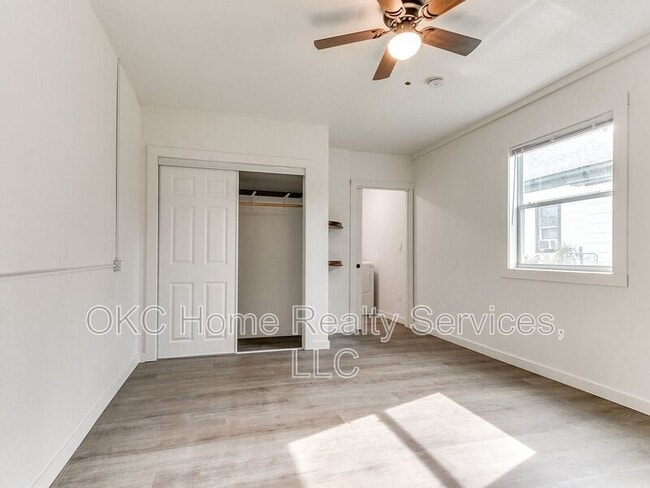 Building Photo - 1812 W Noble Ave