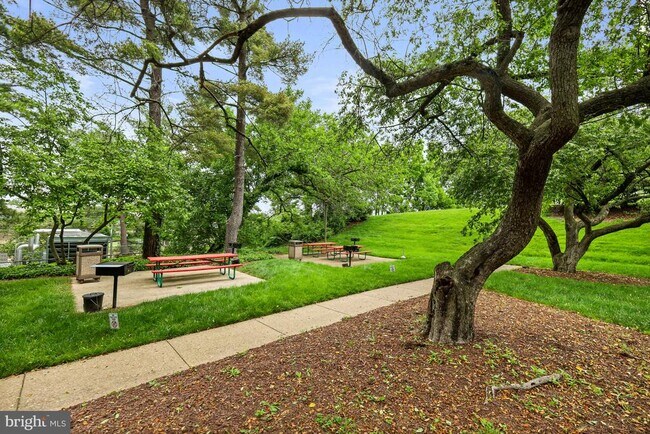 Building Photo - 1300 Army Navy Dr
