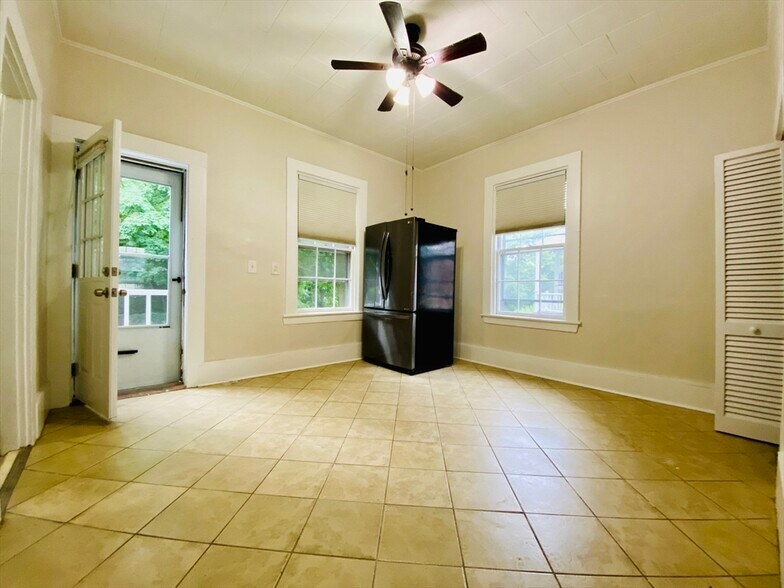 Building Photo - 18 Montvale Ave