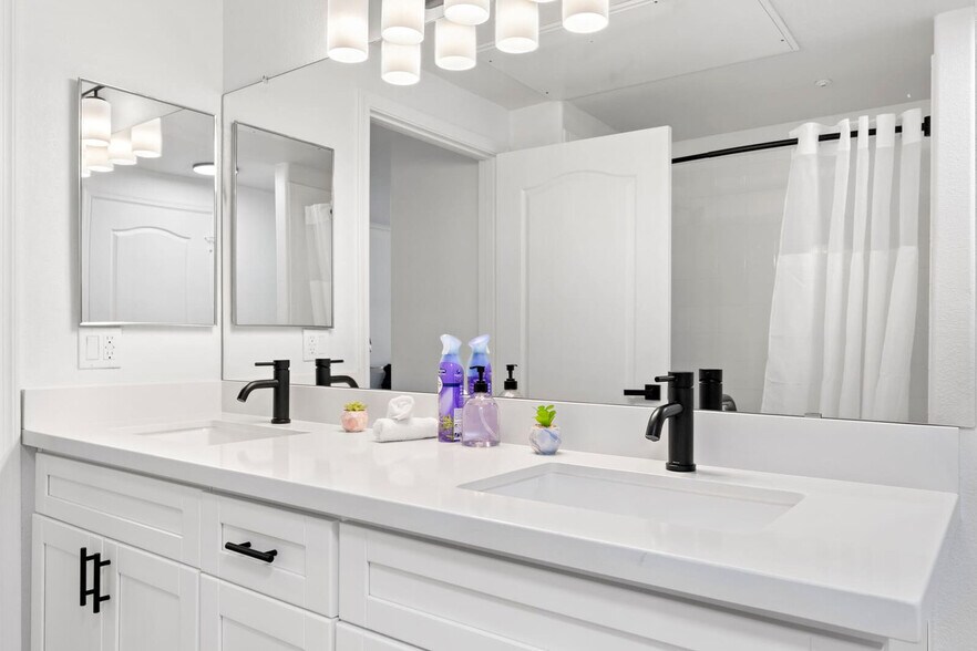 Building Photo - 875 W Pecos Rd