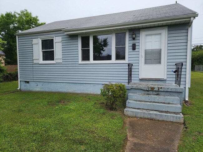 Building Photo - Updated 2 Bedroom, 1 bath with Large Backy...