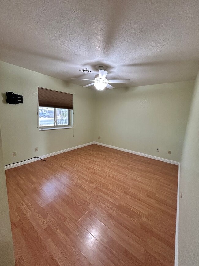 Building Photo - Unfurnished Home!