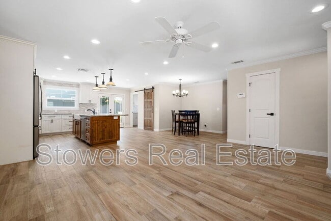 Building Photo - 823 Mohawk Dr
