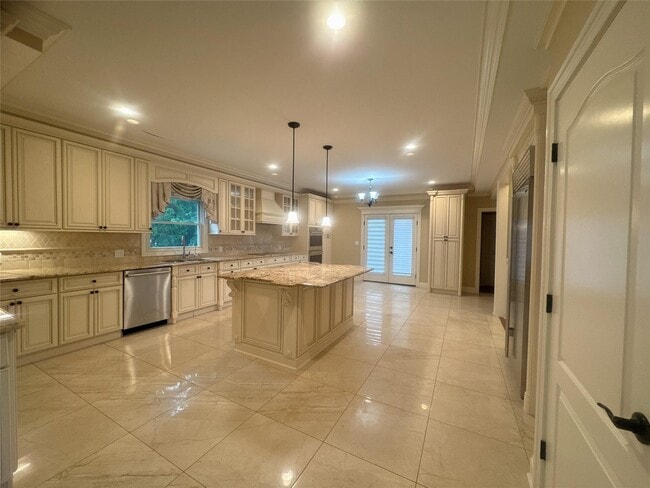 Building Photo - 11 Sagamore Way S