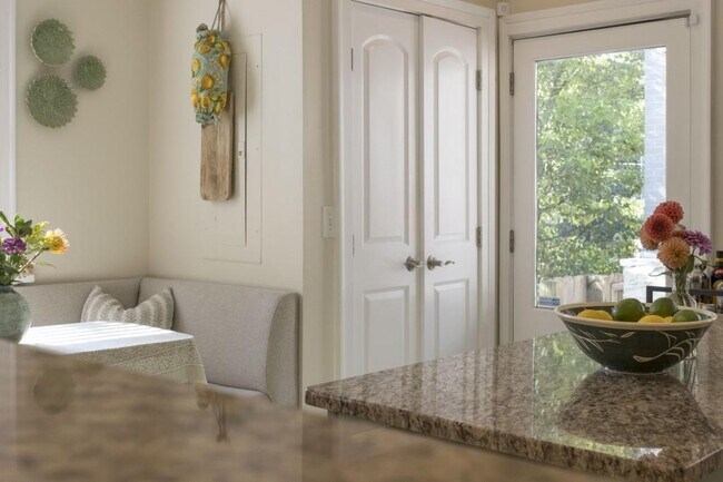 Building Photo - 801 Durant Pl NE